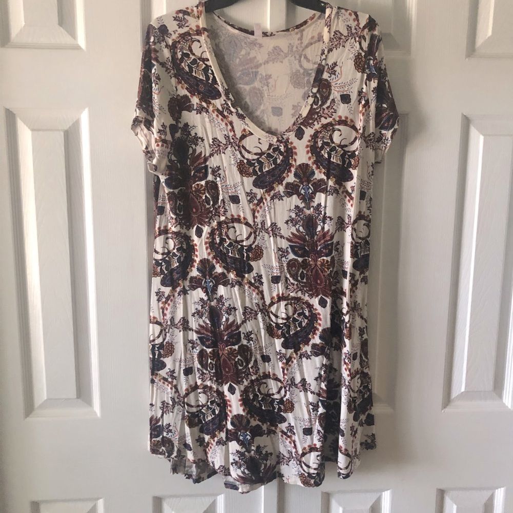 Popana maroon & blue paisley designed white t-shirt dress size XL